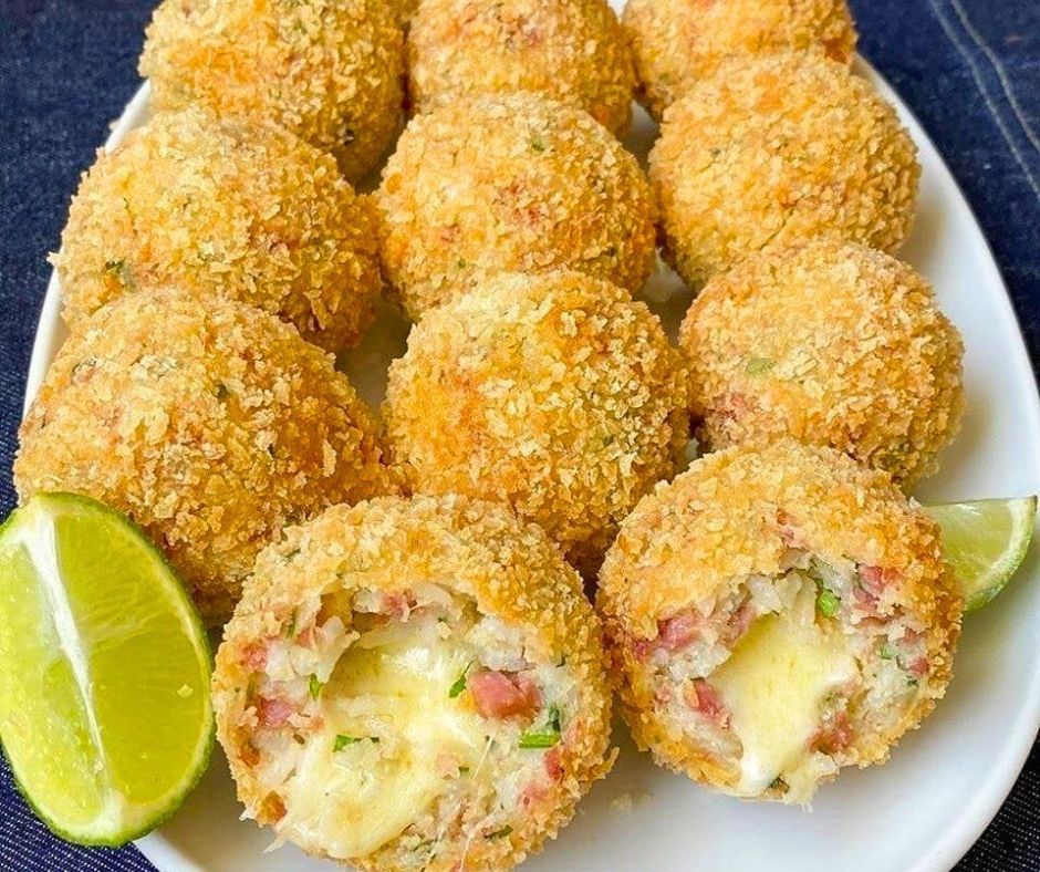 Bolinho de Arroz com Queijo e Calabresa