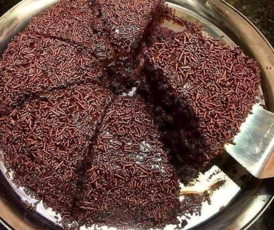 Bolo de Chocolate Fofinho com Cobertura de Brigadeiro