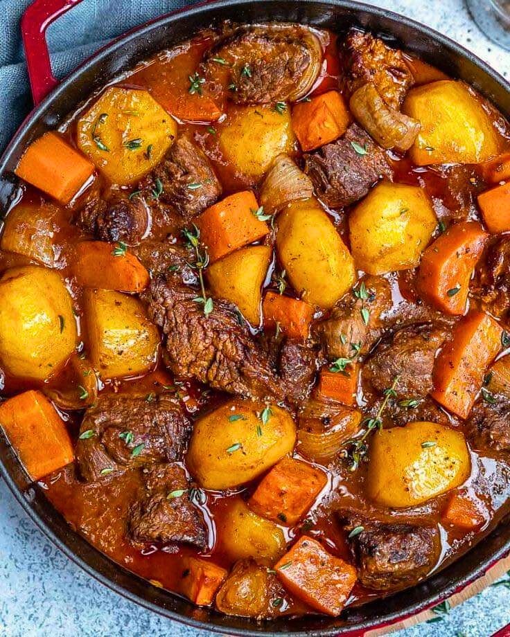 Ensopado de carne picada com batatas e cenouras picadas