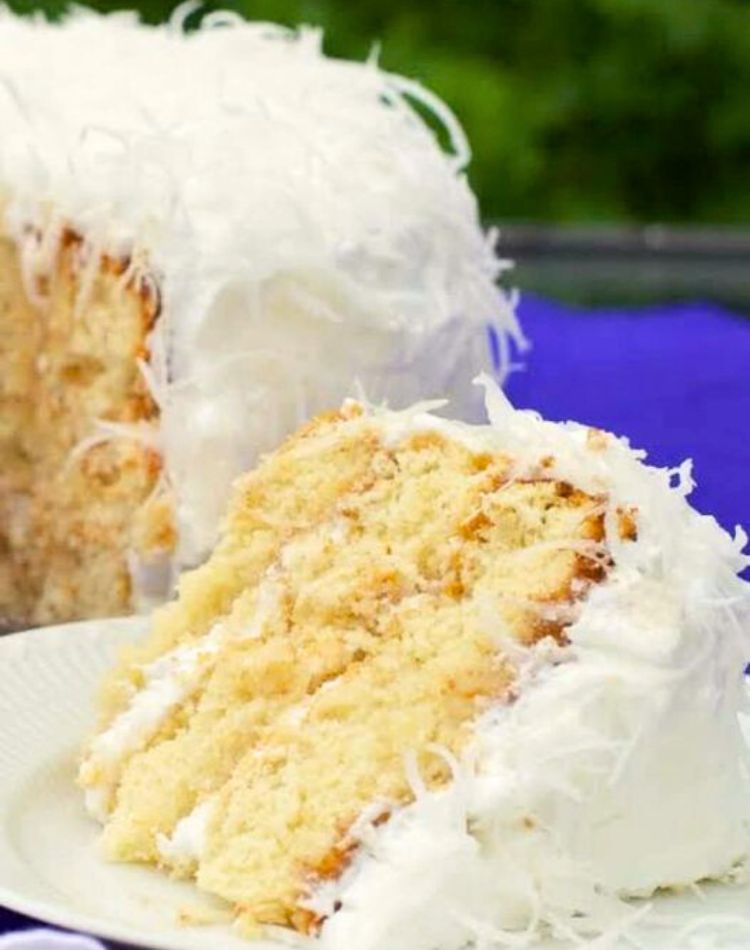 Bolo de Coco com Cobertura de Glace e Raspa de Coco